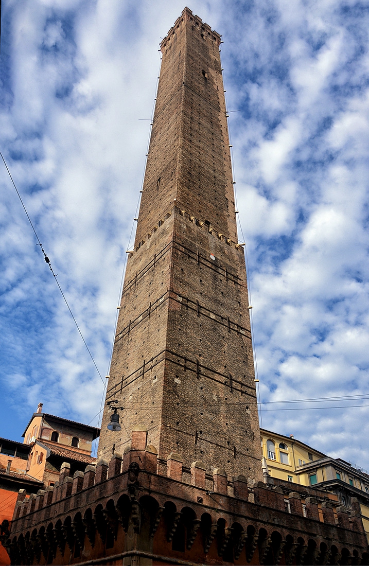 Torre degli Asinelli, 1119 г. - най-високата наклонена кула в Италия *