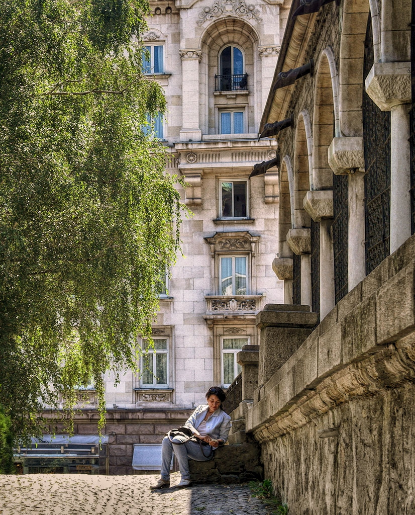 В сянката на храма