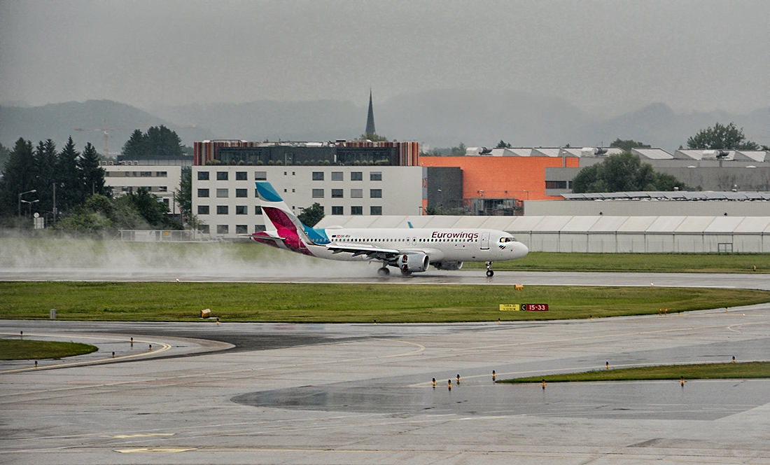 Airbus A320-214 - rainy landing