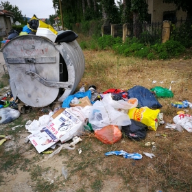 Делата на човека в близост до църковния храм