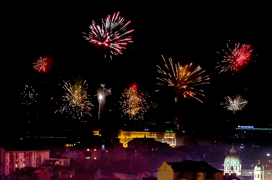 Честита 2018г.,да сте здрави и щастливи и много късмет!