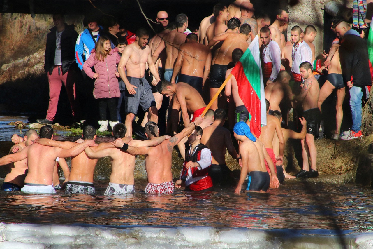 Хорото в ледените води на реката