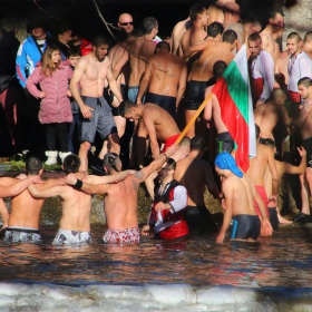 Хорото в ледените води на реката