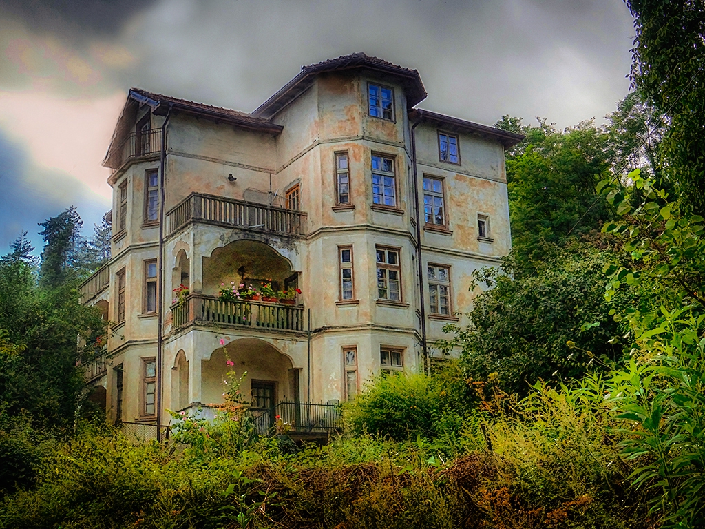 Красива стара къща