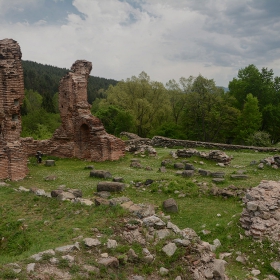 Руините край Еленска река