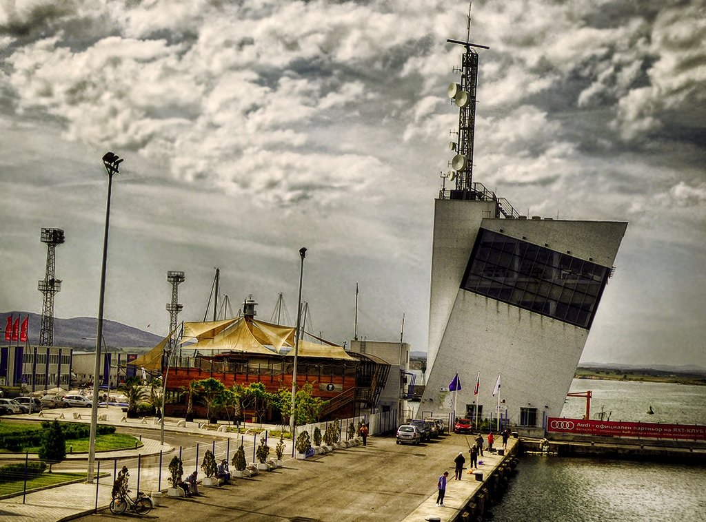 Край бургаската морска гара