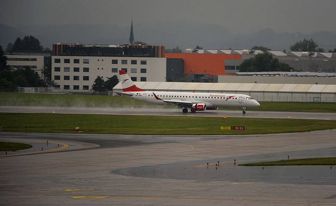 Дъждовно кацане - Embraer 195