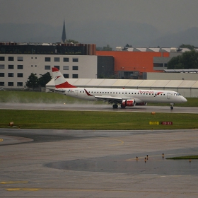 Дъждовно кацане - Embraer 195