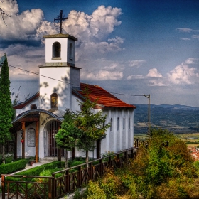 Историческа църква над Костенец