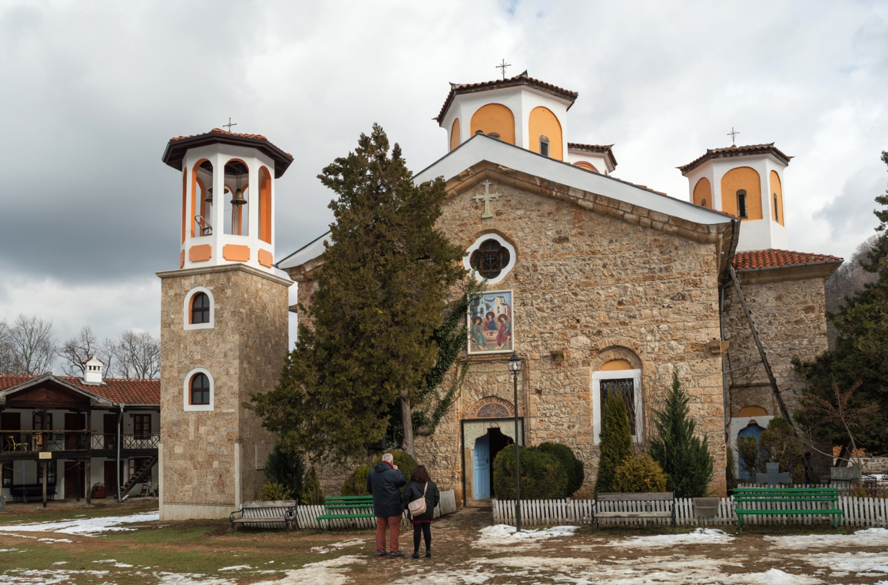 Пред църквата в манастира