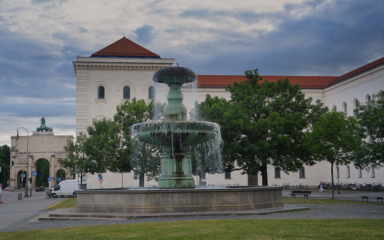 Brunnen am Geschwister-Scholl-Platz, 1844 г., Munchen