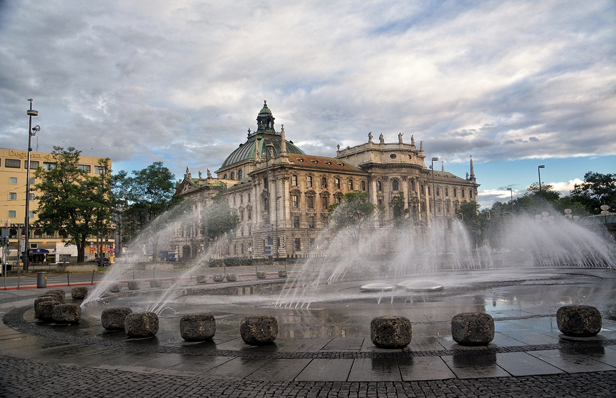 Munchen Karlsplatz Brunnen