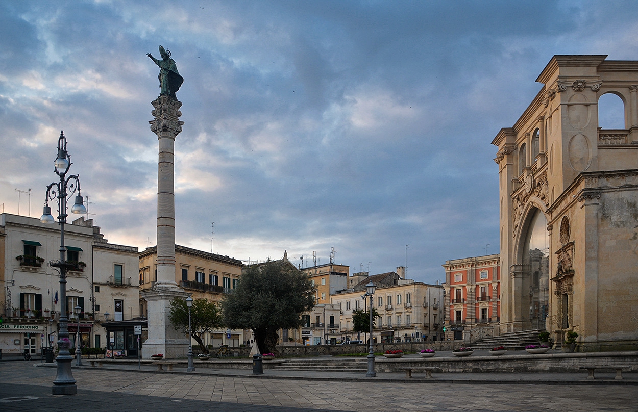 Piazza Sant'Oronzo е Colonna di Sant'Oronzo, 1666 г., Lecce
