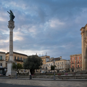 Piazza Sant'Oronzo е Colonna di Sant'Oronzo, 1666 г., Lecce