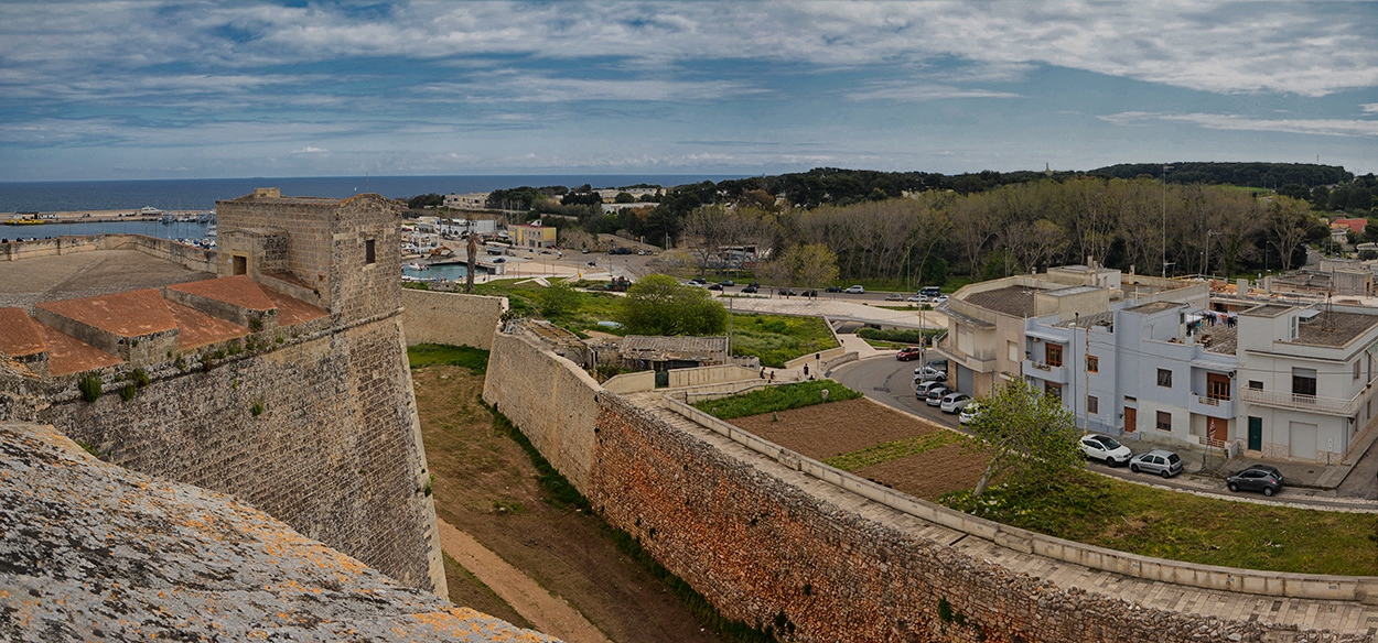 Над крепостния ров на сastello Aragonese, 1498 г.