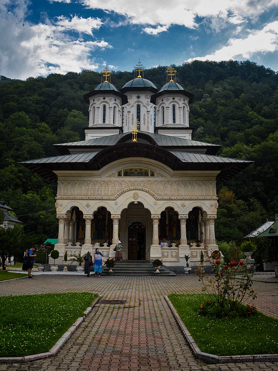 Lainici monastery, новата църква