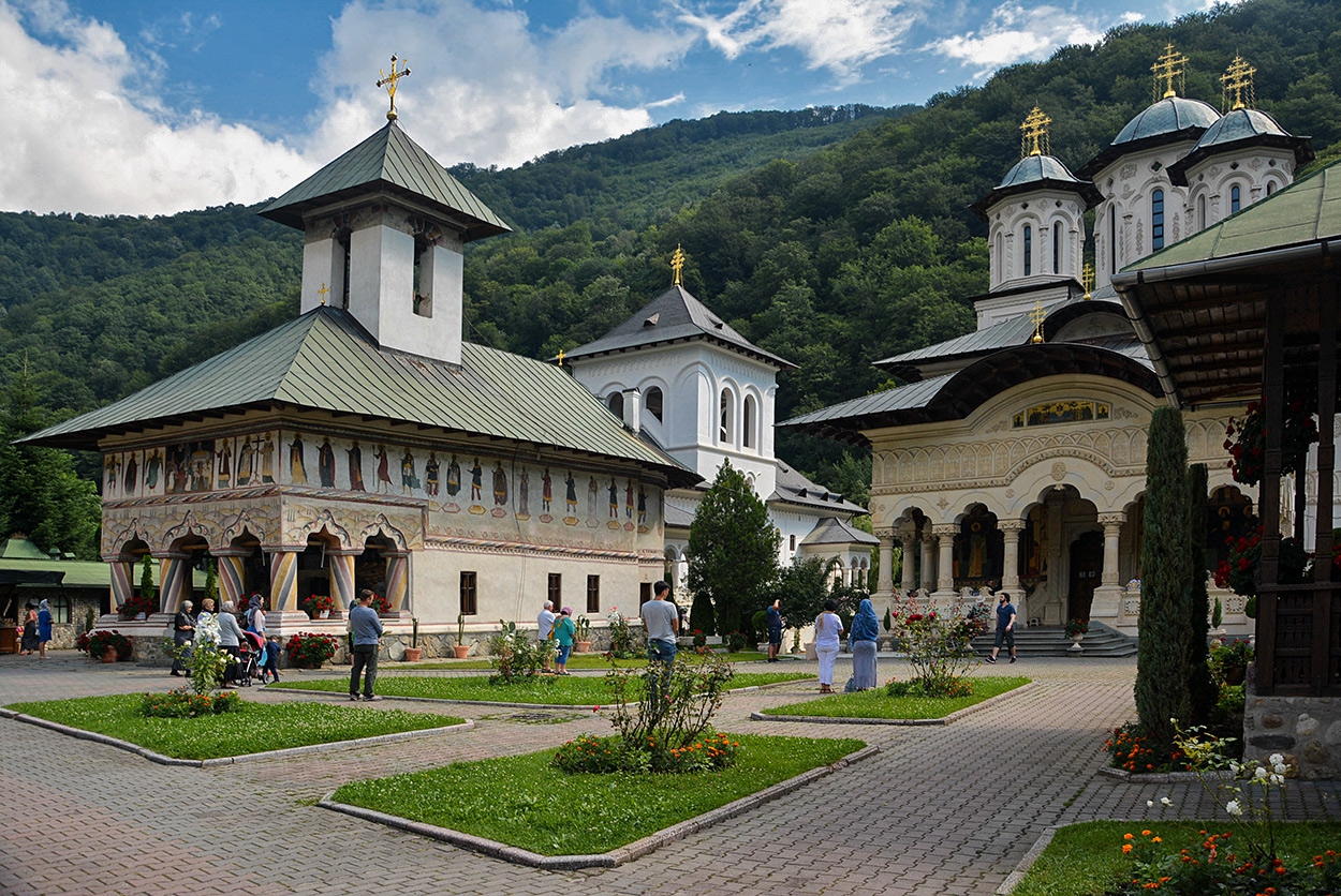 Lainici Monastery, старата и новата църкви