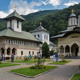 Lainici Monastery, старата и новата църкви