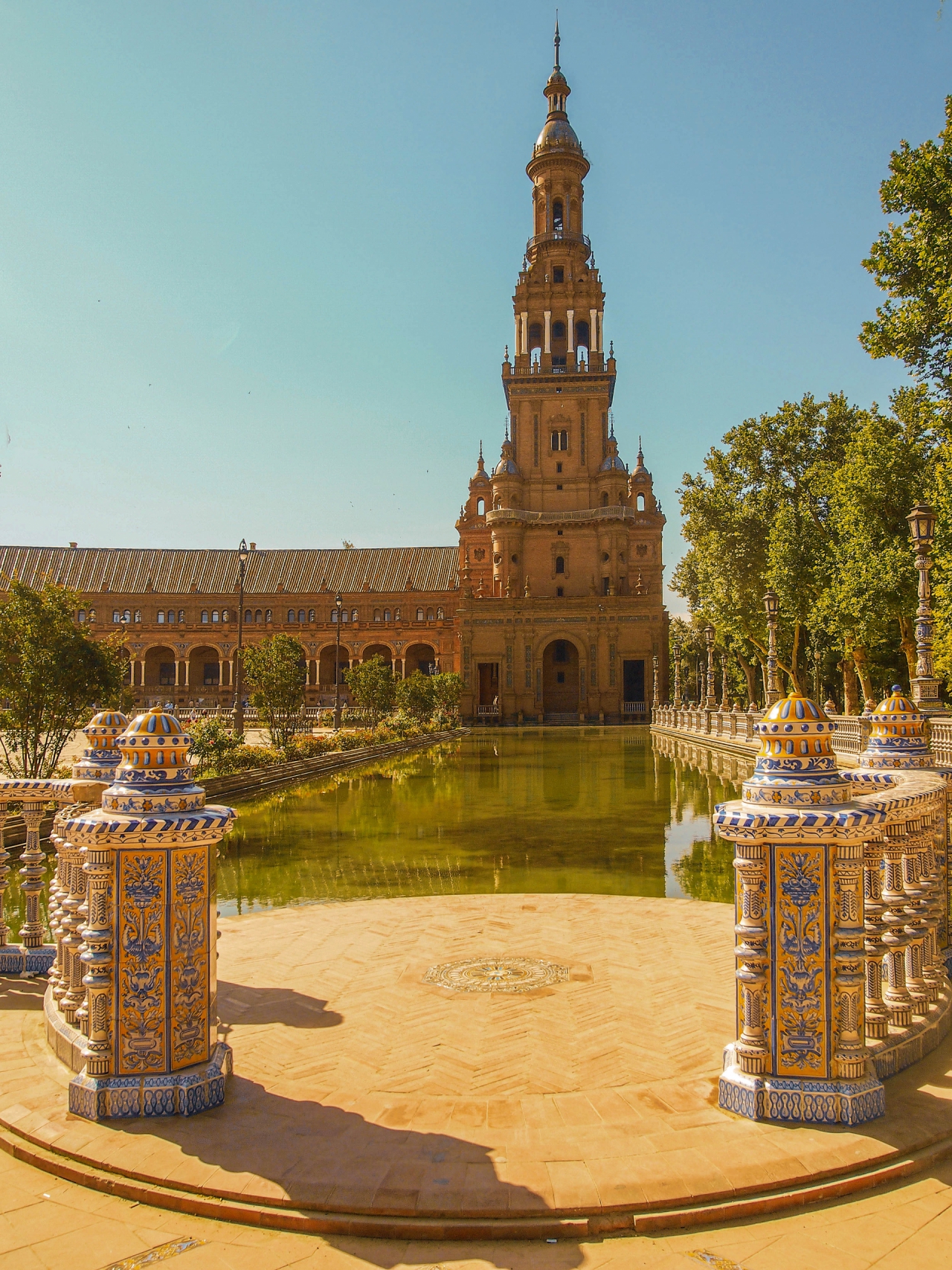 Sevilla Plaza de Espana Torre Sur con la ria