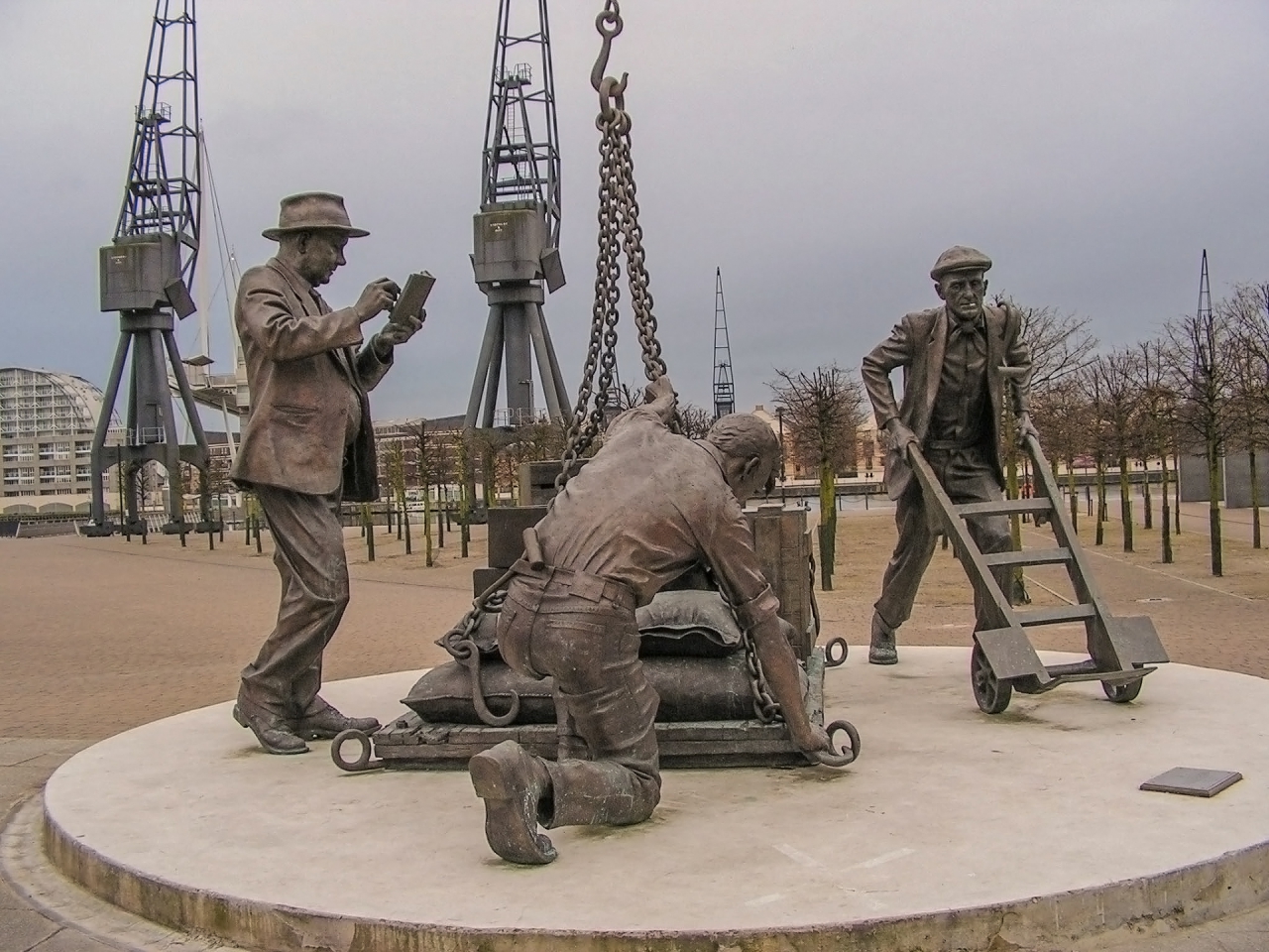 The Dockers sculpture - London